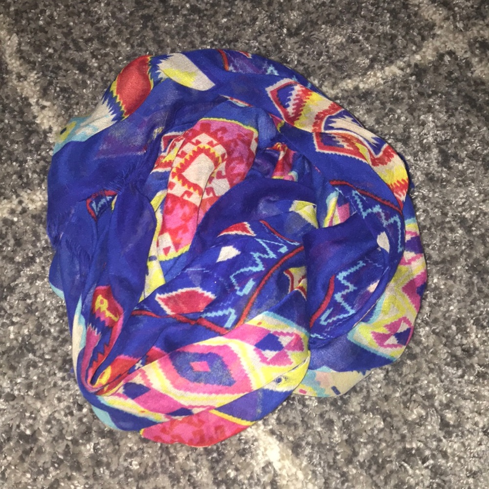 Tribal print scarf NWOT